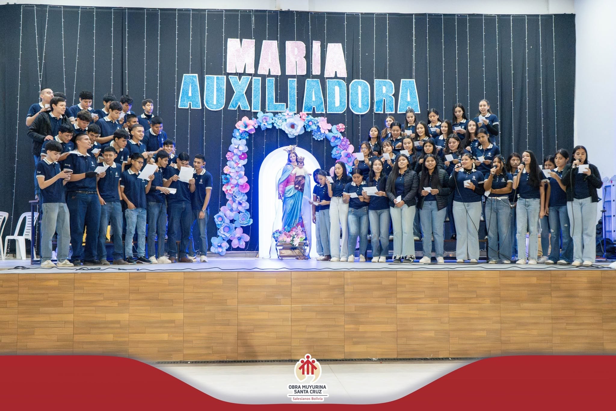 𝐔𝐧𝐚 𝐯𝐞𝐥𝐚𝐝𝐚 𝐥𝐥𝐞𝐧𝐚 𝐝𝐞 𝐚𝐦𝐨𝐫 𝐲 𝐝𝐞𝐯𝐨𝐜𝐢𝐨́𝐧 𝐚 𝐌𝐚𝐫𝐢́𝐚 𝐀𝐮𝐱𝐢𝐥𝐢𝐚𝐝𝐨𝐫𝐚